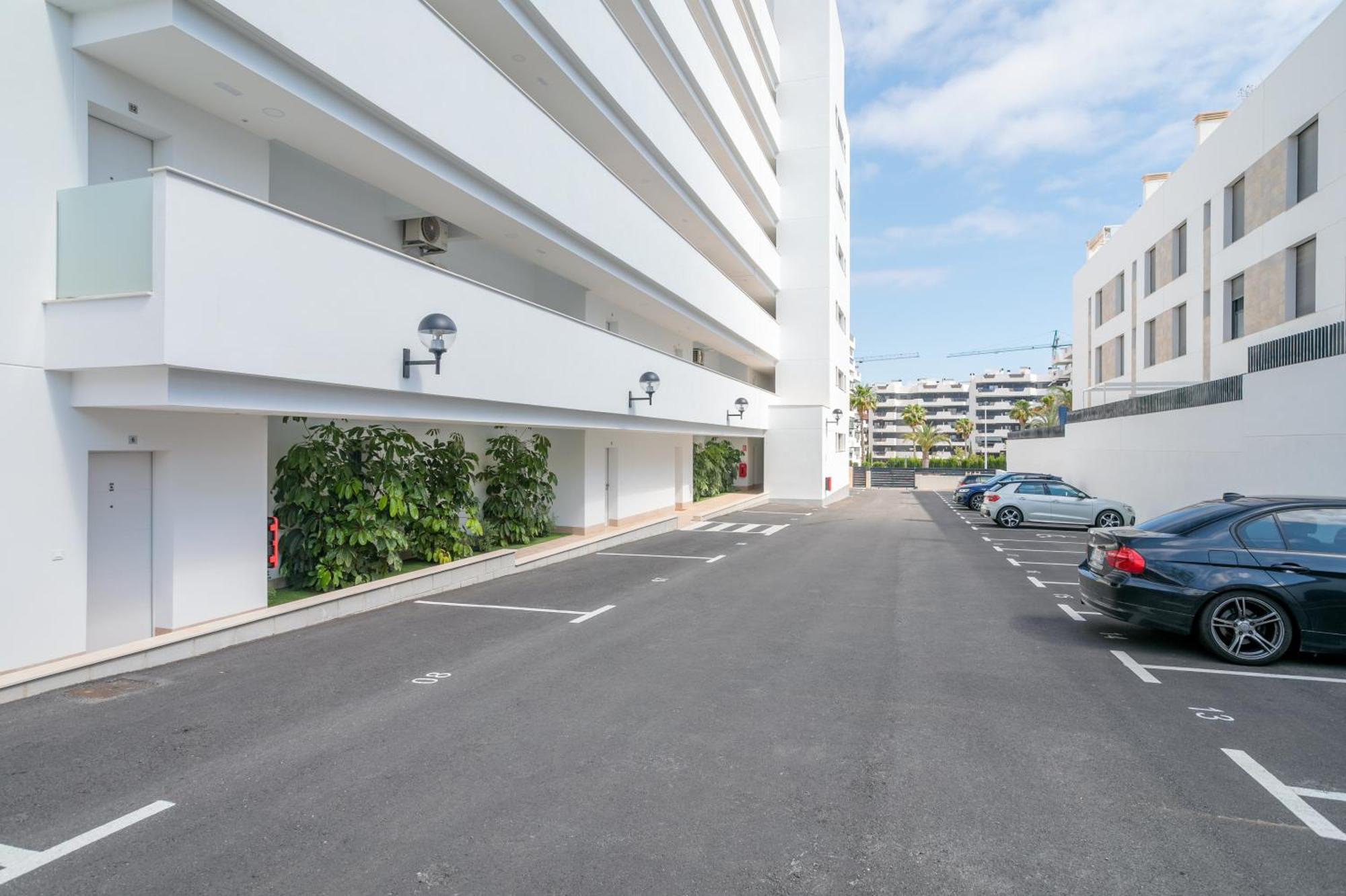 Arenales Terrace Refugee New With Pool And Gym Appartement
